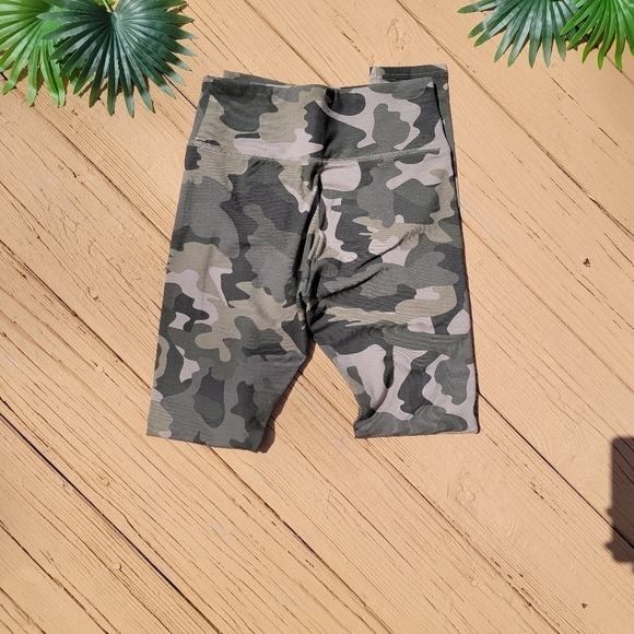 WILD FABLE OLIVE CAMO HIGH WAISTED LEGGINGS•NWOT! - Picture 6 of 6